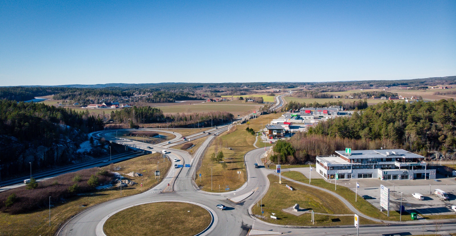 Tett på E6, enkel av- og påkjøring, rikelig med parkeringsplasser. Galleribilde