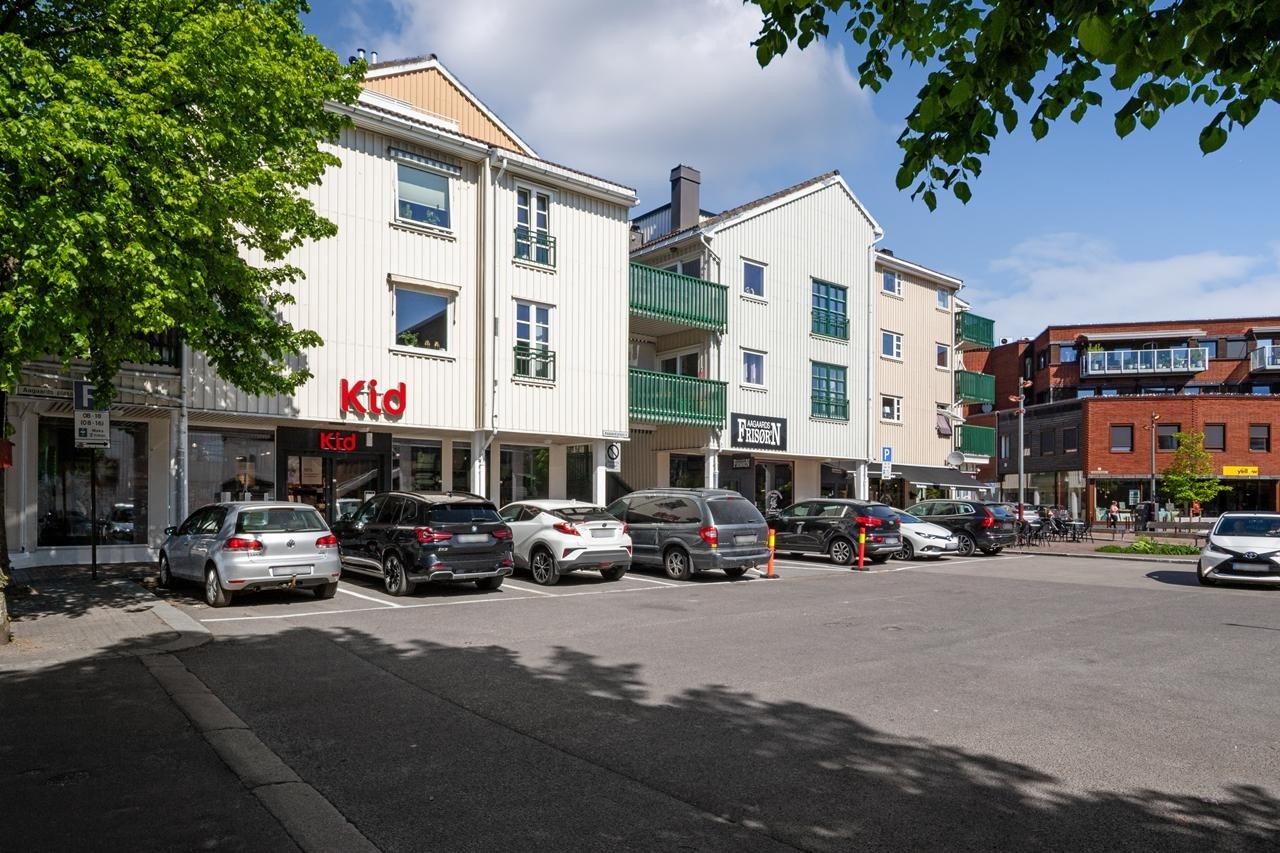 Kommunale parkeringsplasser i forkant av forretningene Galleribilde