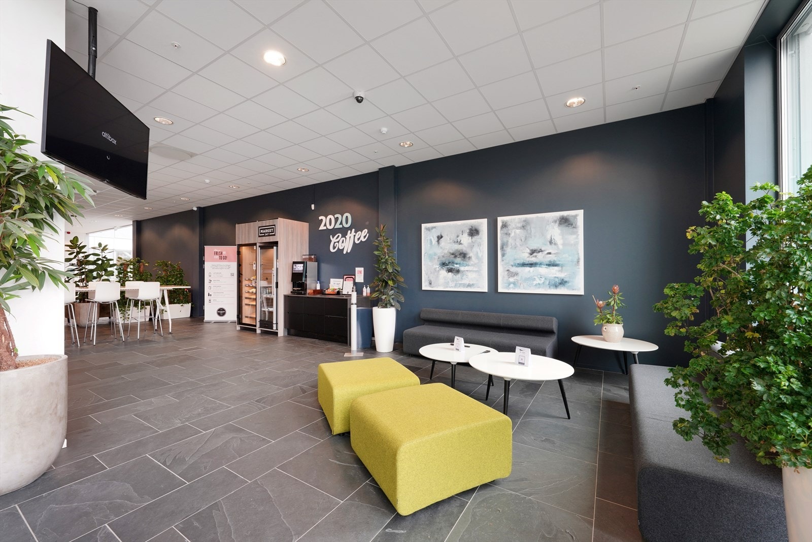 Moderne og innbydende fellesområde med stilrent design, ideelt for sosiale sammenkomster eller en rolig kaffepause i hverdagen. Galleribilde