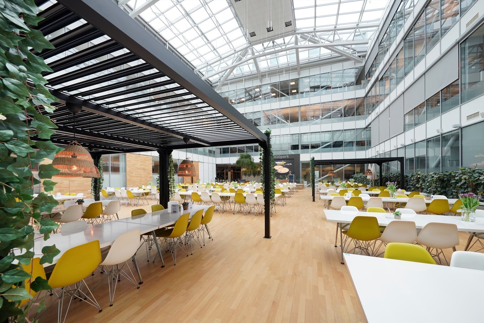Lys og romslig innendørs atrium med moderne design, perfekt for sosiale sammenkomster og avslapning i et attraktivt næringsbygg. Galleribilde