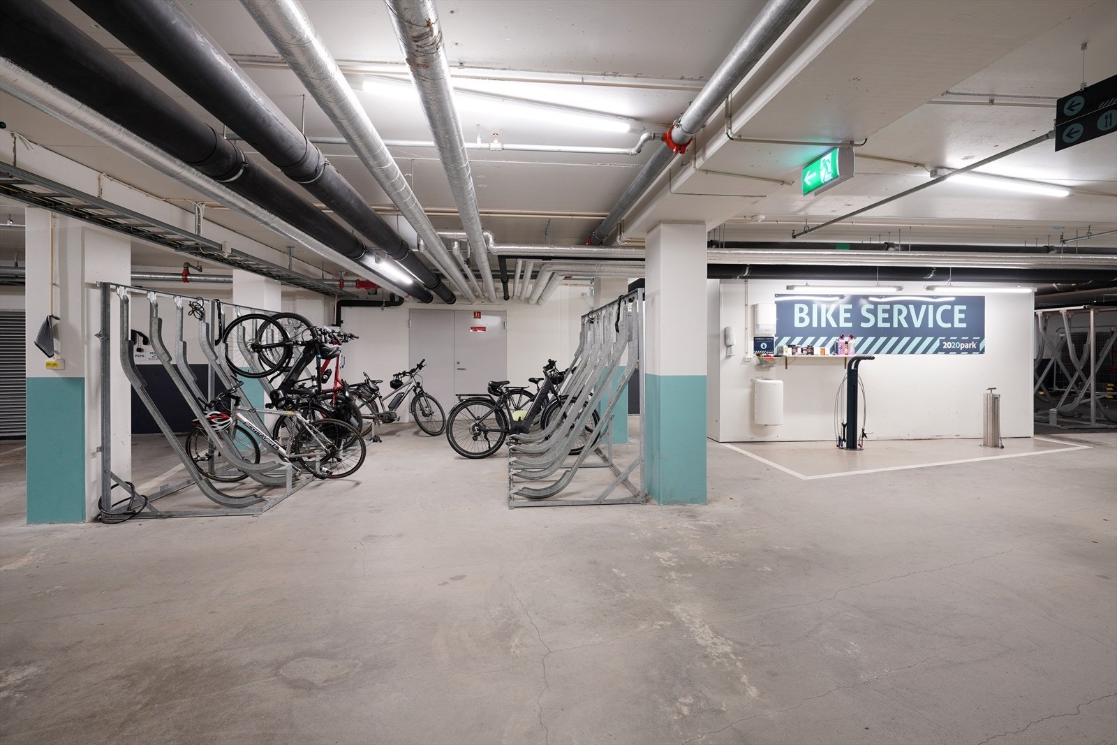 Moderne, romslig sykkelparkering med serviceområde. Perfekt for sykkelentusiaster som ønsker enkel tilgang til vedlikehold og oppbevaring. Galleribilde