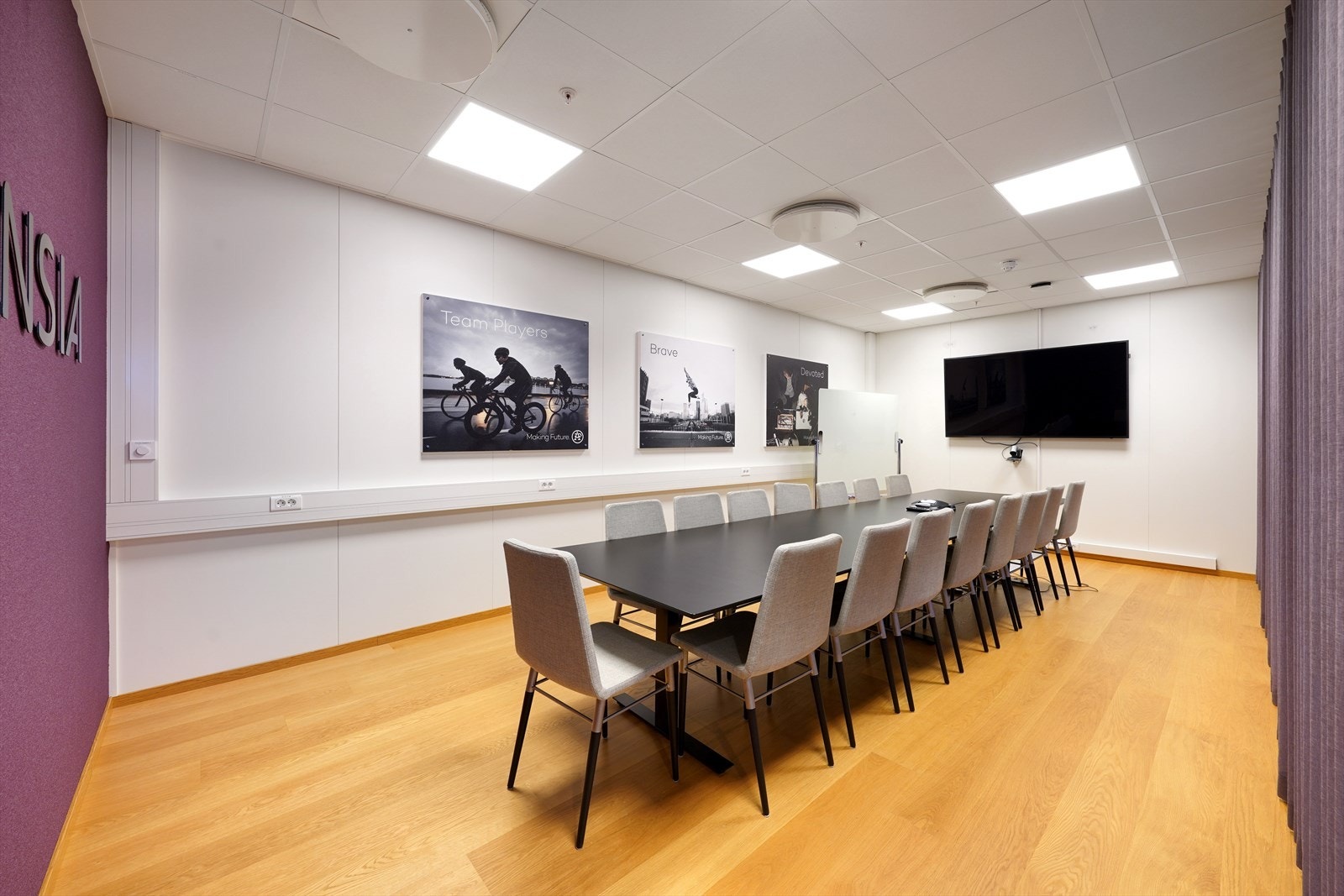 Ledig lokale 3. etasje.
Moderne møterom med plass til mange deltakere, ideelt for produktive møter og presentasjoner. Lyse omgivelser og motiverende kunstverk. Galleribilde