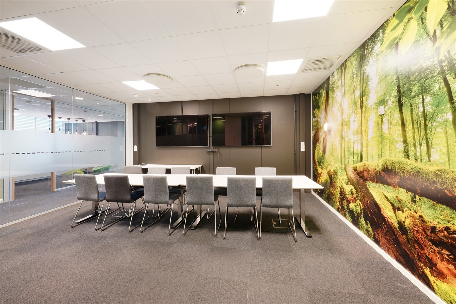 Ledig lokale 3. etasje.
Lyst og moderne møterom med stor veggdekorasjon. Perfekt for kreative møter og presentasjoner. Skjermløsninger for profesjonell bruk. Galleribilde