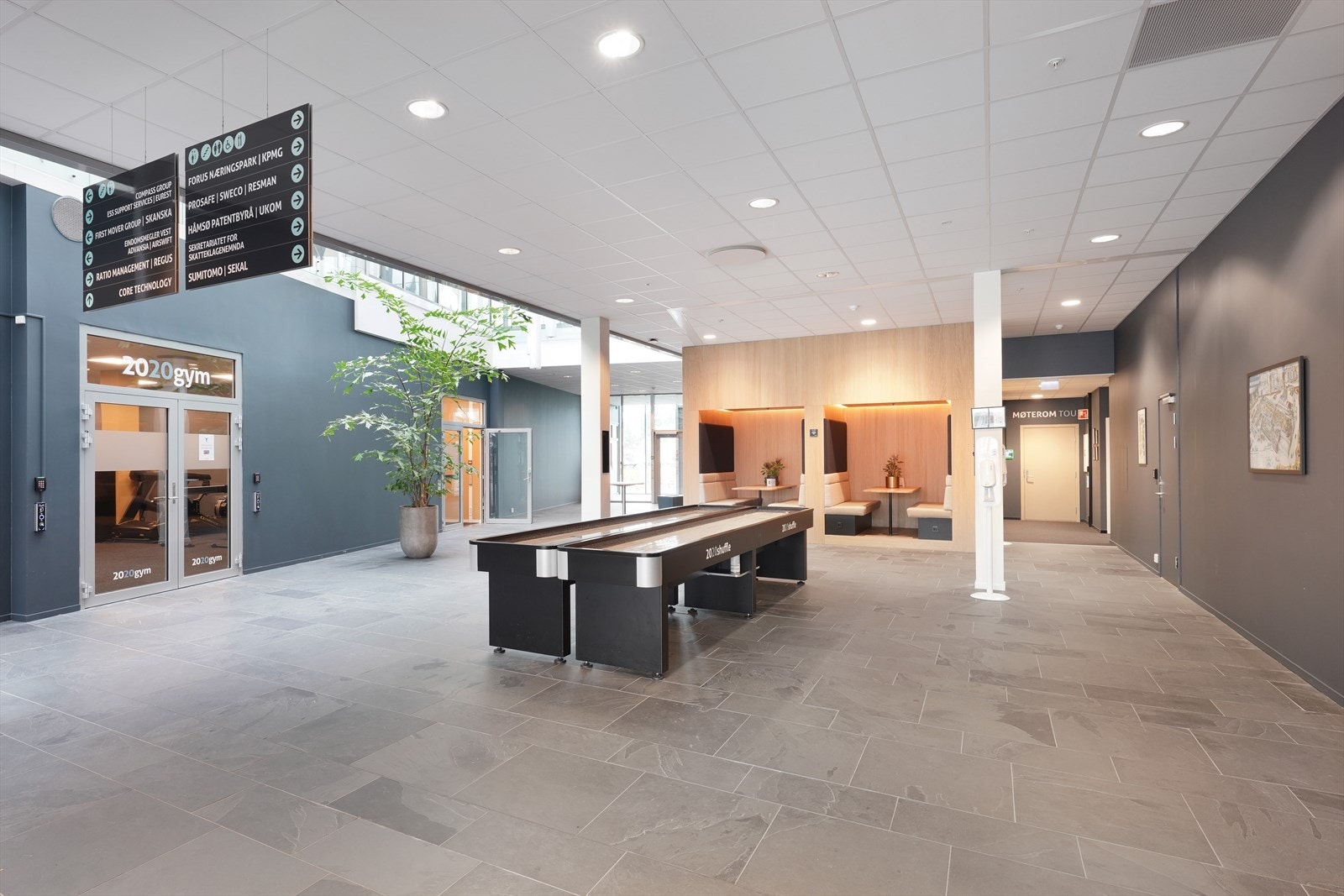 Moderne og innbydende fellesareal med lysinnslipp, perfekt for avslapning eller sosiale møter. Sentral beliggenhet nær fasiliteter. Galleribilde