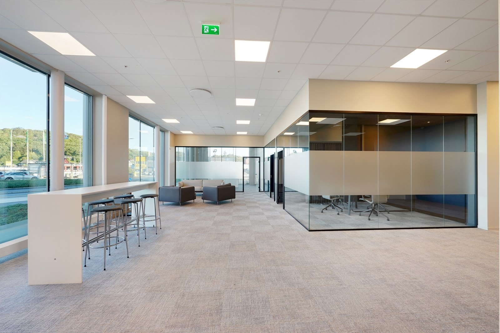 Showroom/kontor 1.etg.
Moderne kontorlokale med store vinduer og mye naturlig lys. Ideelt for bedrifter som ønsker en inspirerende arbeidsplass. Galleribilde