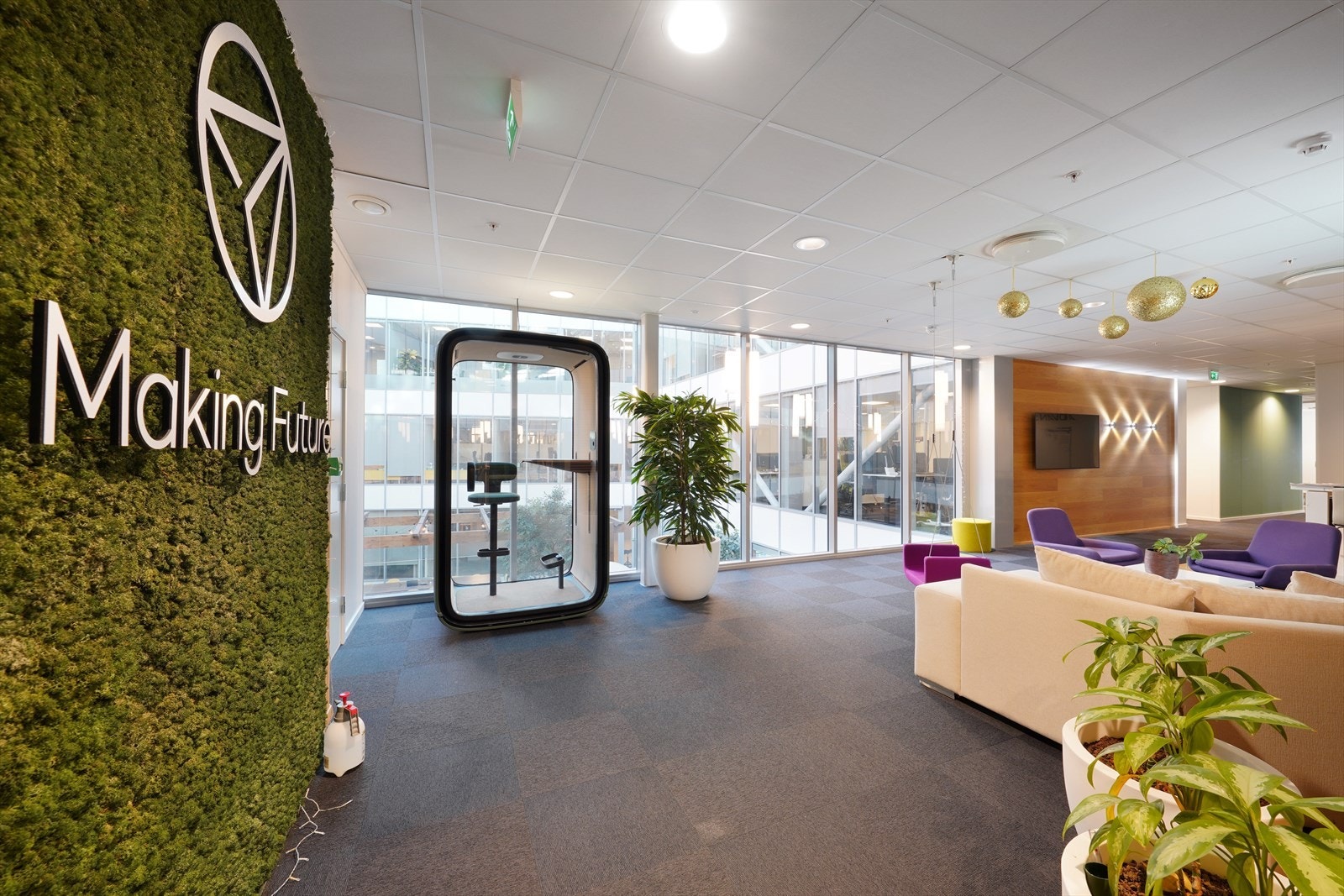 Ledig lokale 3. etasje
Lys og moderne kontorlokale med grønne innslag og fleksible arbeidsområder, ideelt for kreative og innovative bedrifter. Galleribilde