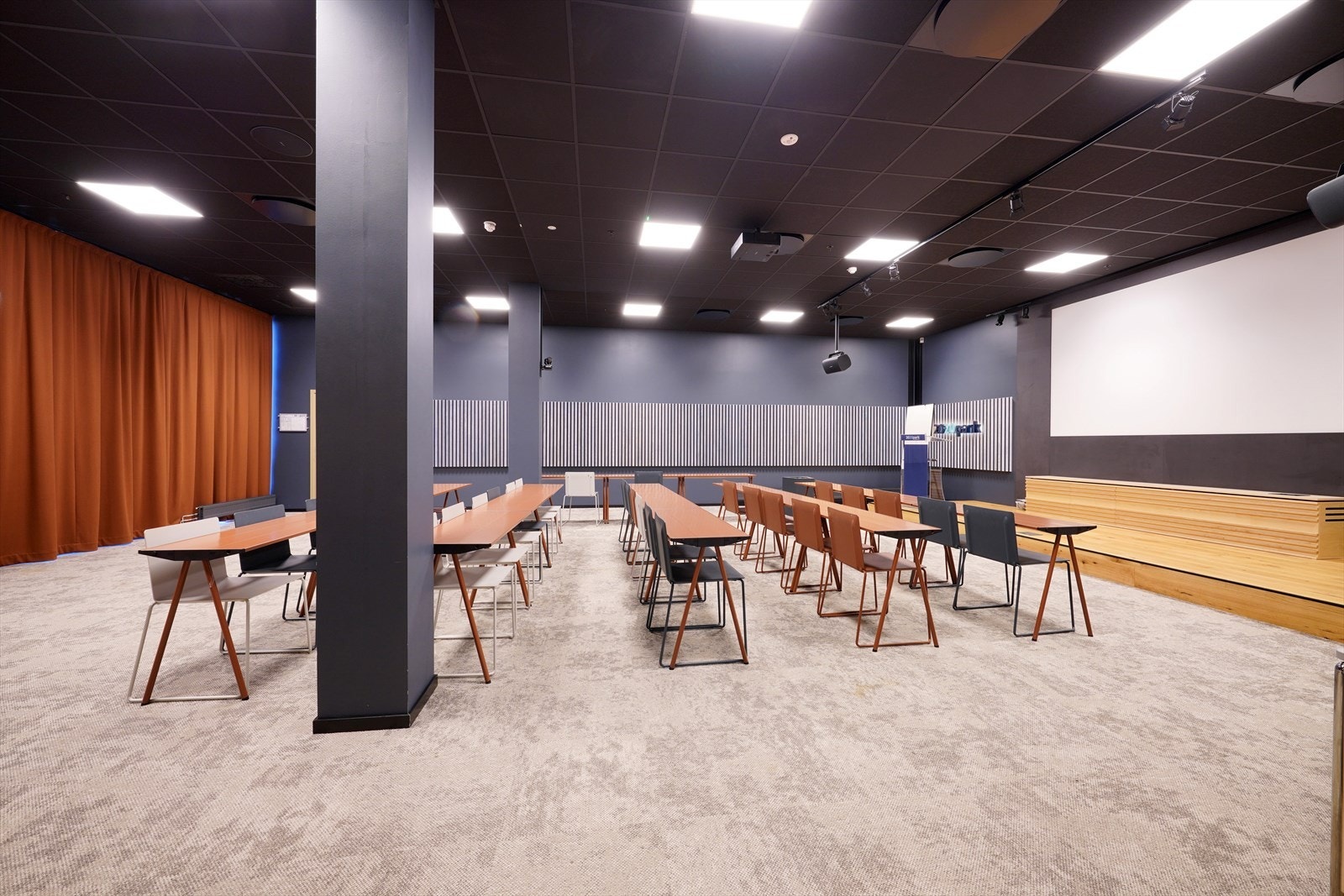 Lys og romslig møterom som er del av fellesareal med moderne fasiliteter, perfekt for møter og kurs. Fleksibel innredning og god atmosfære. Galleribilde