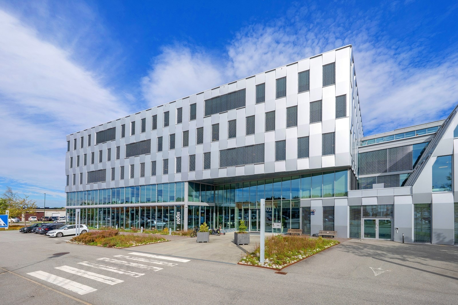 Moderne næringsbygg med stilrent design, strategisk plassert i et attraktivt område med enkel tilgang til fasiliteter og transport. Galleribilde