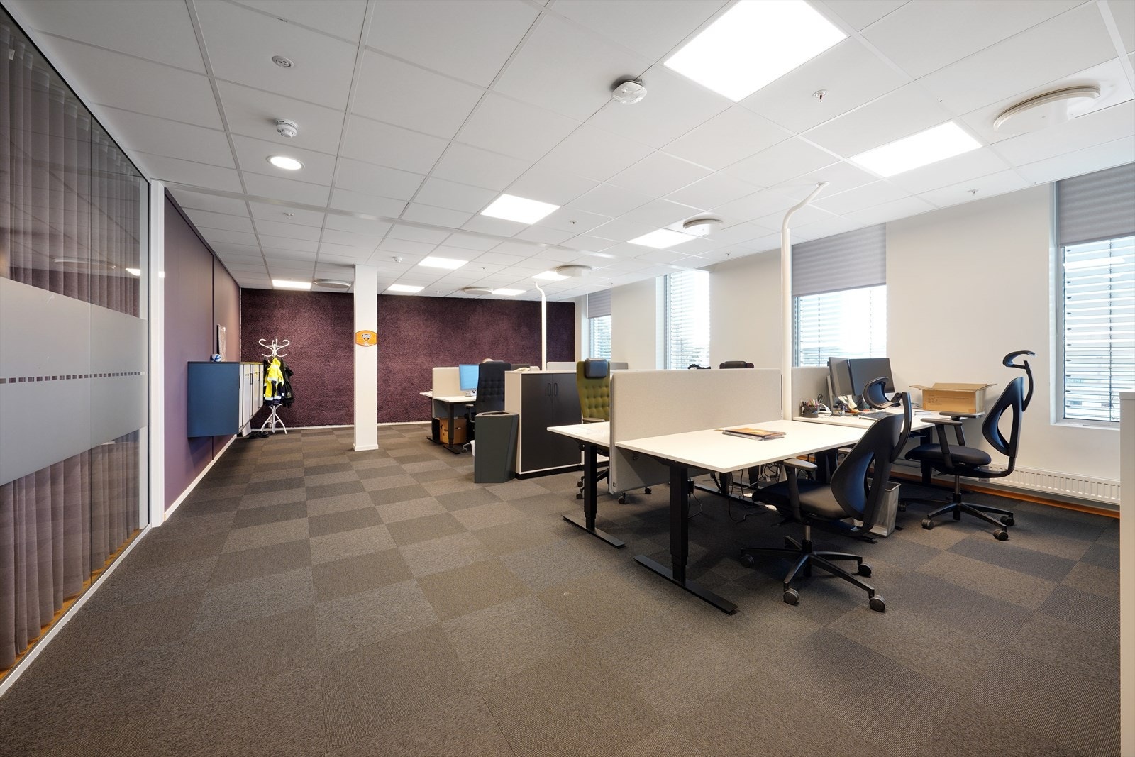 Ledig lokale 3. etasje.
Lyst og romslig kontorlokale med moderne fasiliteter. Perfekt for en effektiv arbeidsplass i et attraktivt næringsområde. Galleribilde