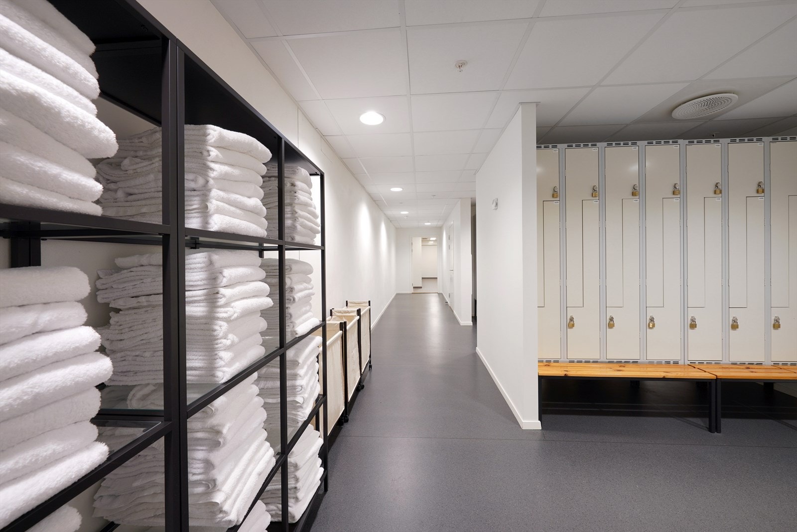 Moderne fasiliteter med gode garderobeløsninger. Perfekt for en aktiv hverdag med fokus på komfort og funksjonalitet. Galleribilde