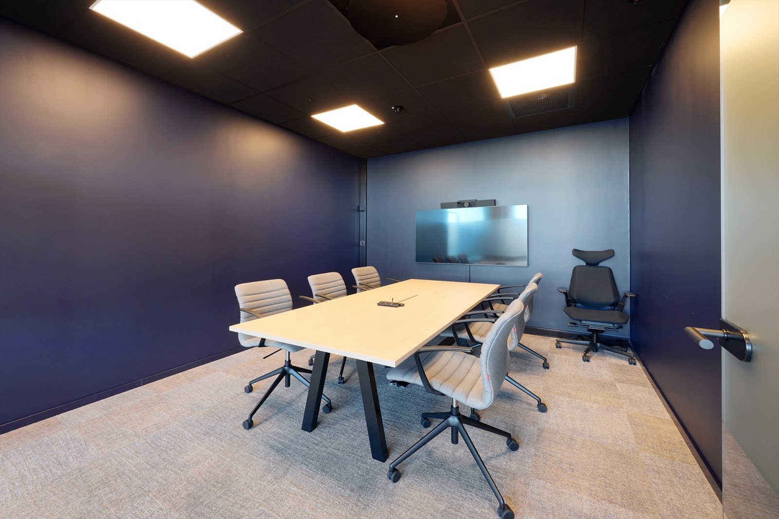 Showroom/kontor 1.etg.
Moderne møterom med elegant design, ideelt for profesjonelle sammenkomster. Lyst og romslig med stilrene farger. Perfekt for kreative møter. Galleribilde