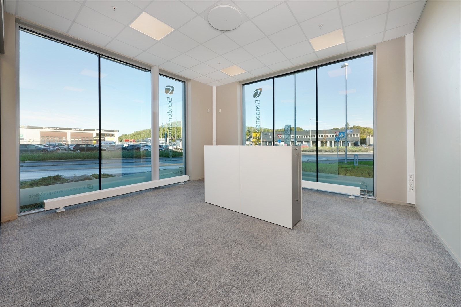 Showroom/kontor 1.etg. Lys og romslig kontorlokale med store vindusflater. Moderne fasiliteter og sentral beliggenhet nær handelsområdet. Galleribilde