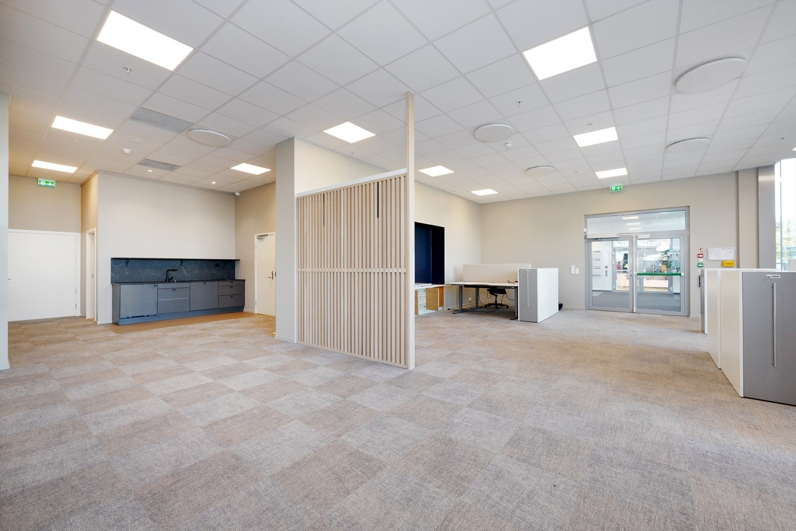 Showroom/kontor 1.etg.
Lys og romslig kontorløsning eller mulighet som showroom med moderne fasiliteter. Perfekt for bedrifter som ønsker et profesjonelt arbeidsmiljø. Fleksible innredningsmuligheter. Galleribilde