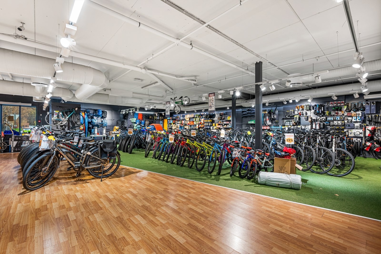 I tillegg til butikkområdet, består lokalet av et romslig pauserom for de ansatte, verksted/lager, dusjrom, toalettrom og to kontor. Galleribilde