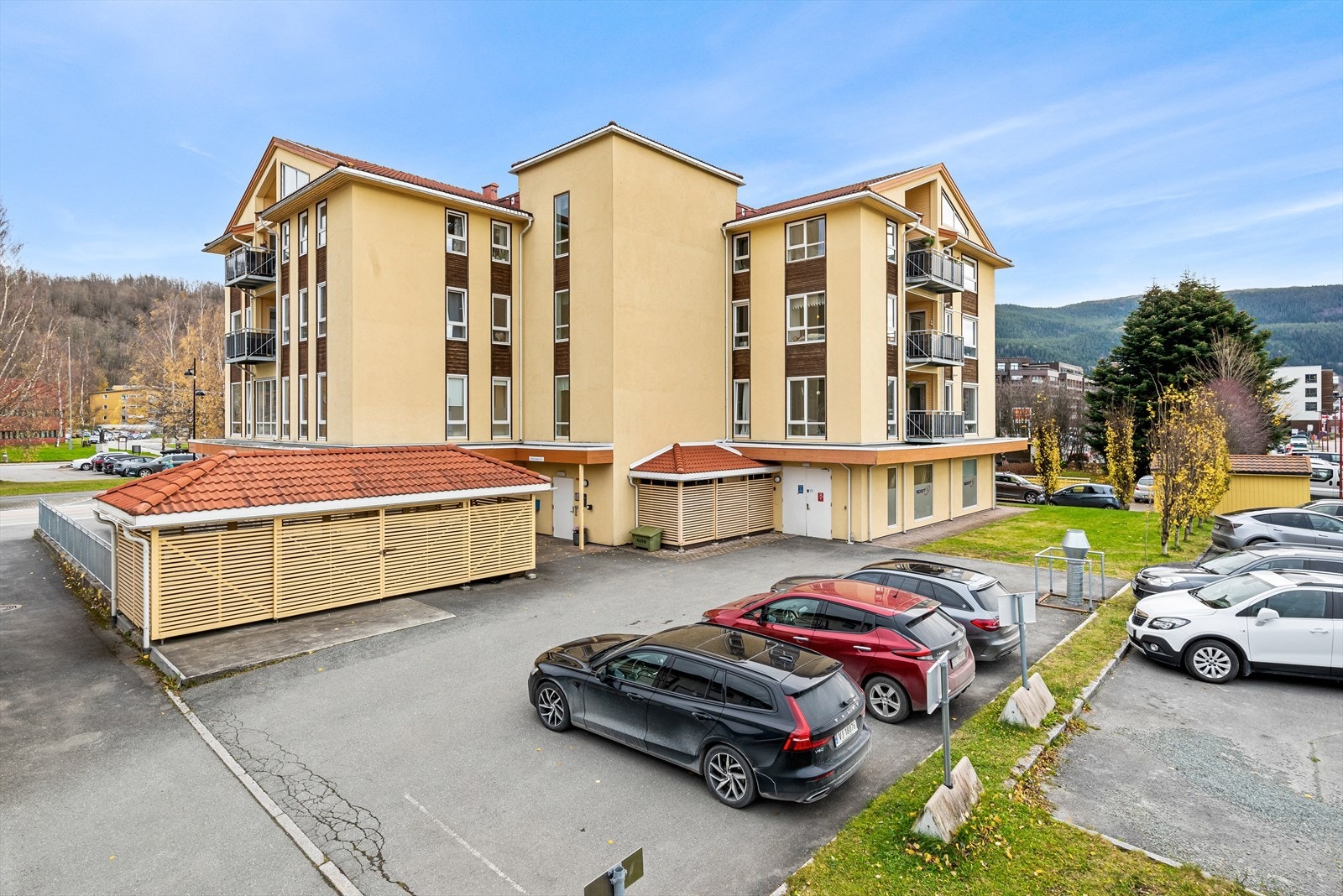 Det er totalt 5 tilhørende parkeringsplasser, hvorav 2 er på åpen p-plass i bakkant av bygget. Galleribilde