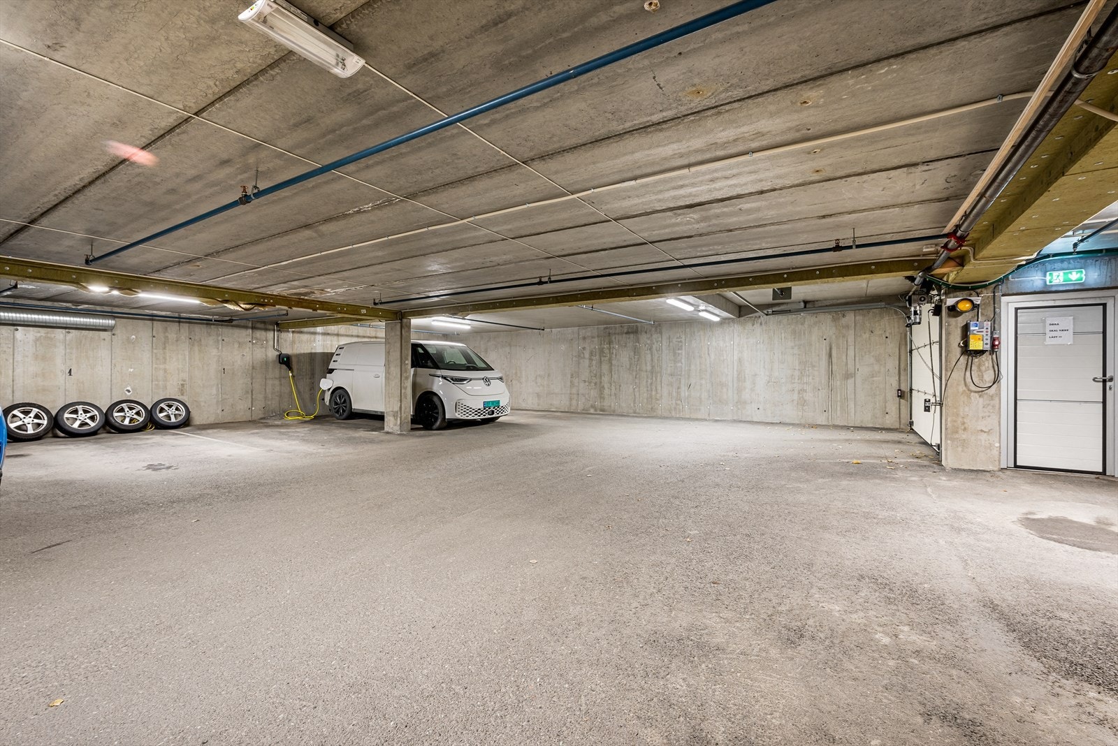 Det medfølger 3 parkeringsplasser i felles garasjeanlegg i underkant av bygget, samt 2 utvendige p-plasser. Galleribilde