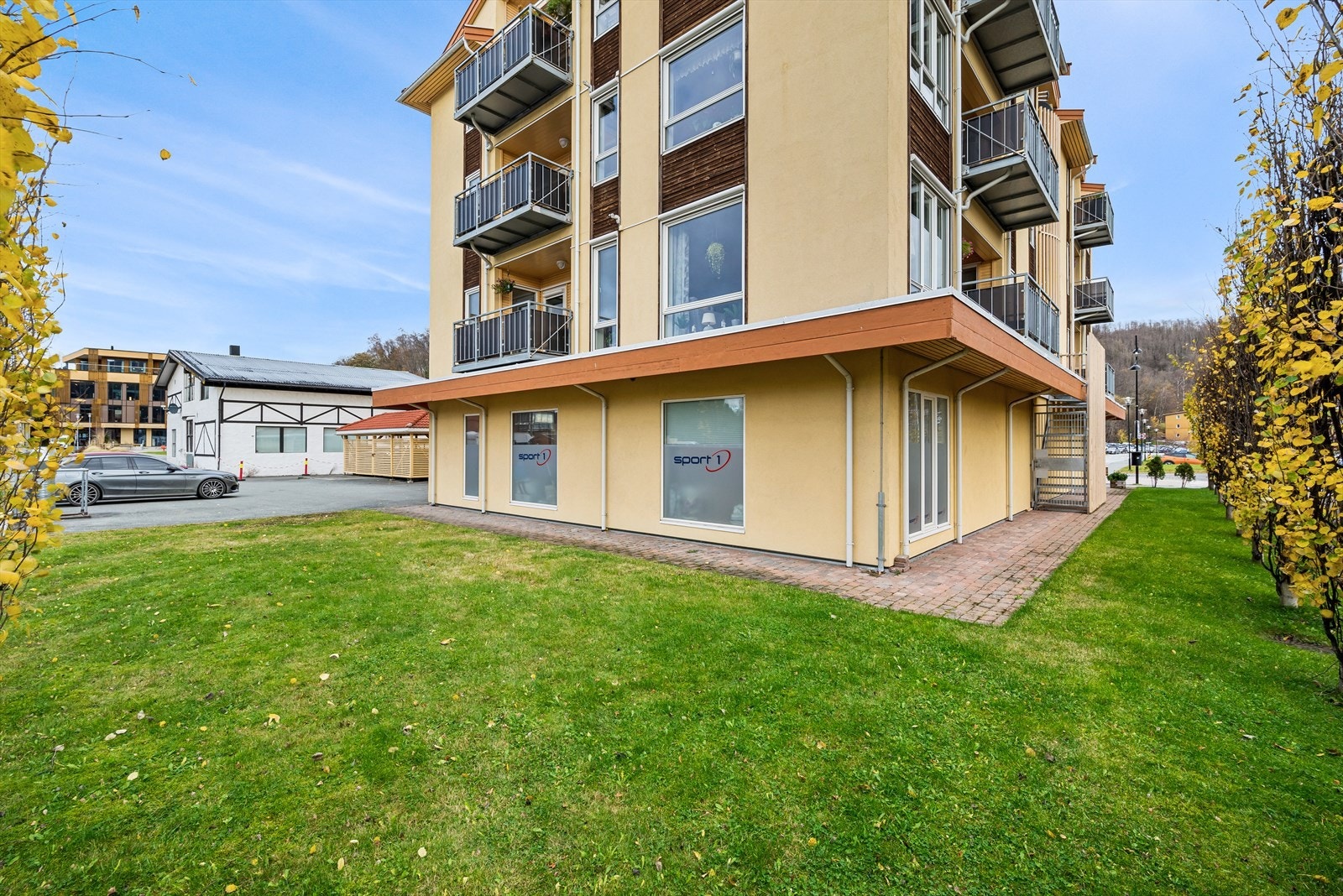 Spiserommet på 12 kvm ligger i bakkant av lokalet med store vindusflater på to sider for et lyst, hyggelig fellesrom. Galleribilde