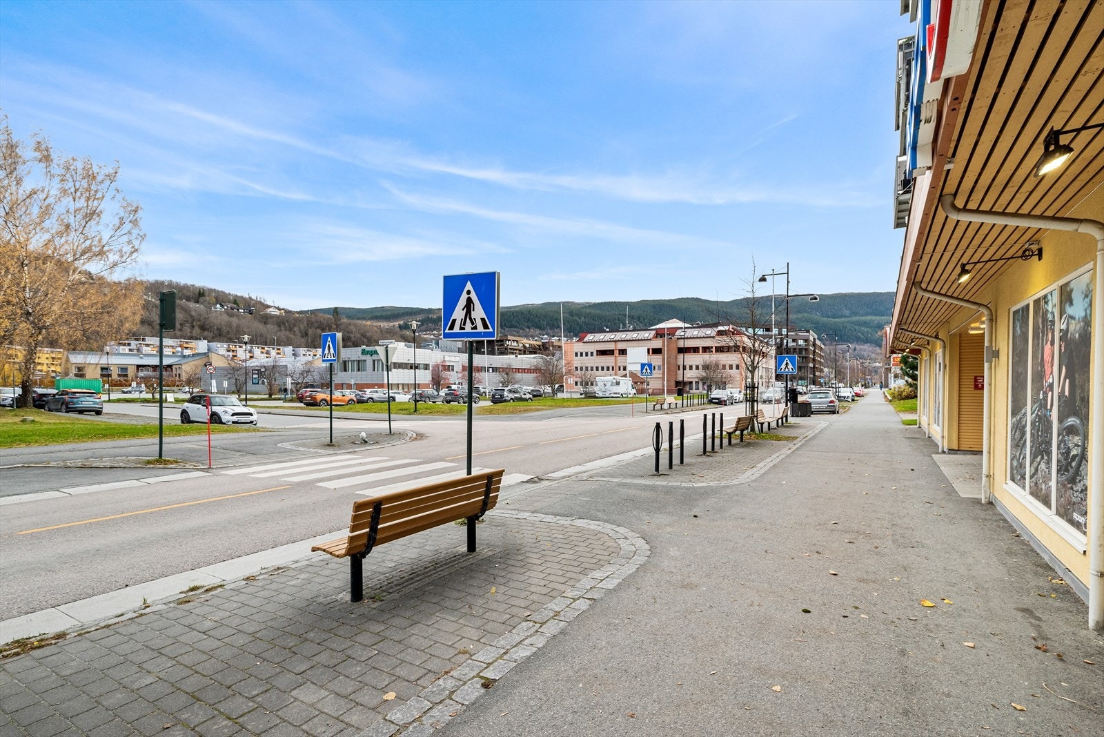Beliggenheten er perfekt - rett ved hovedveien, med benker rett utenfor og ca. 100 meter til skysstasjon med jevnlige buss- og togavganger. Galleribilde