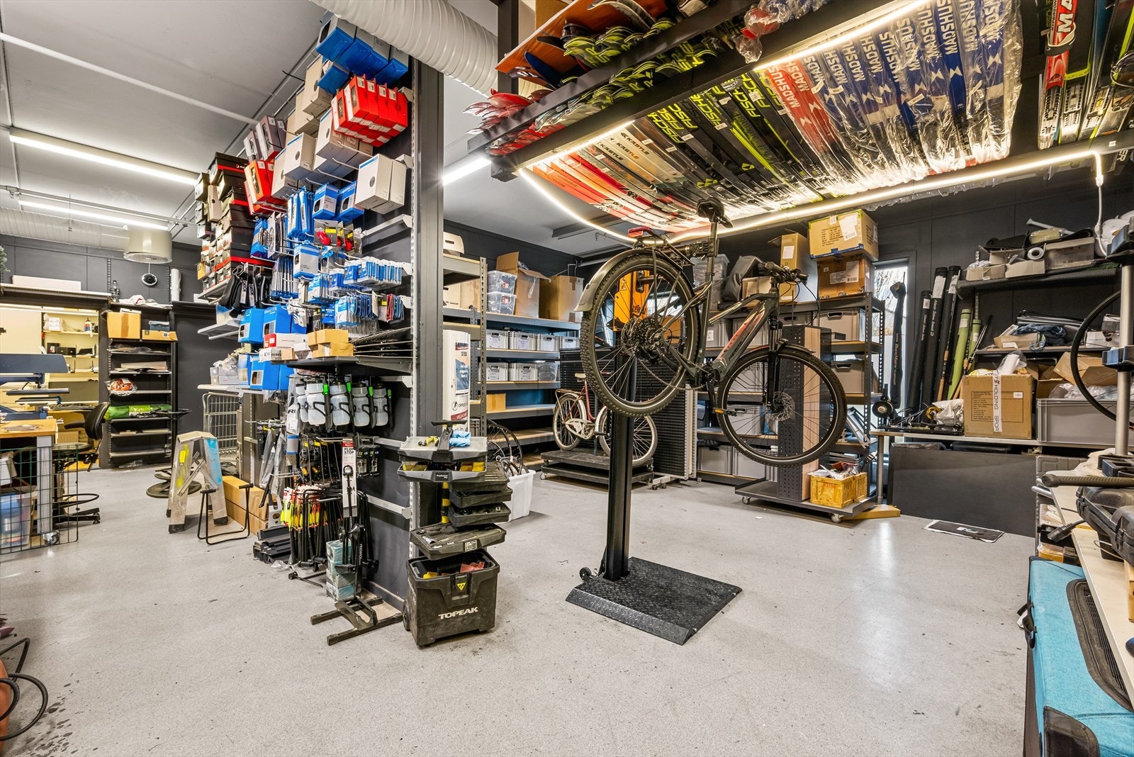 Lokalet har også over 50 kvadratmeter som i dag brukes til lager og verksted. Galleribilde