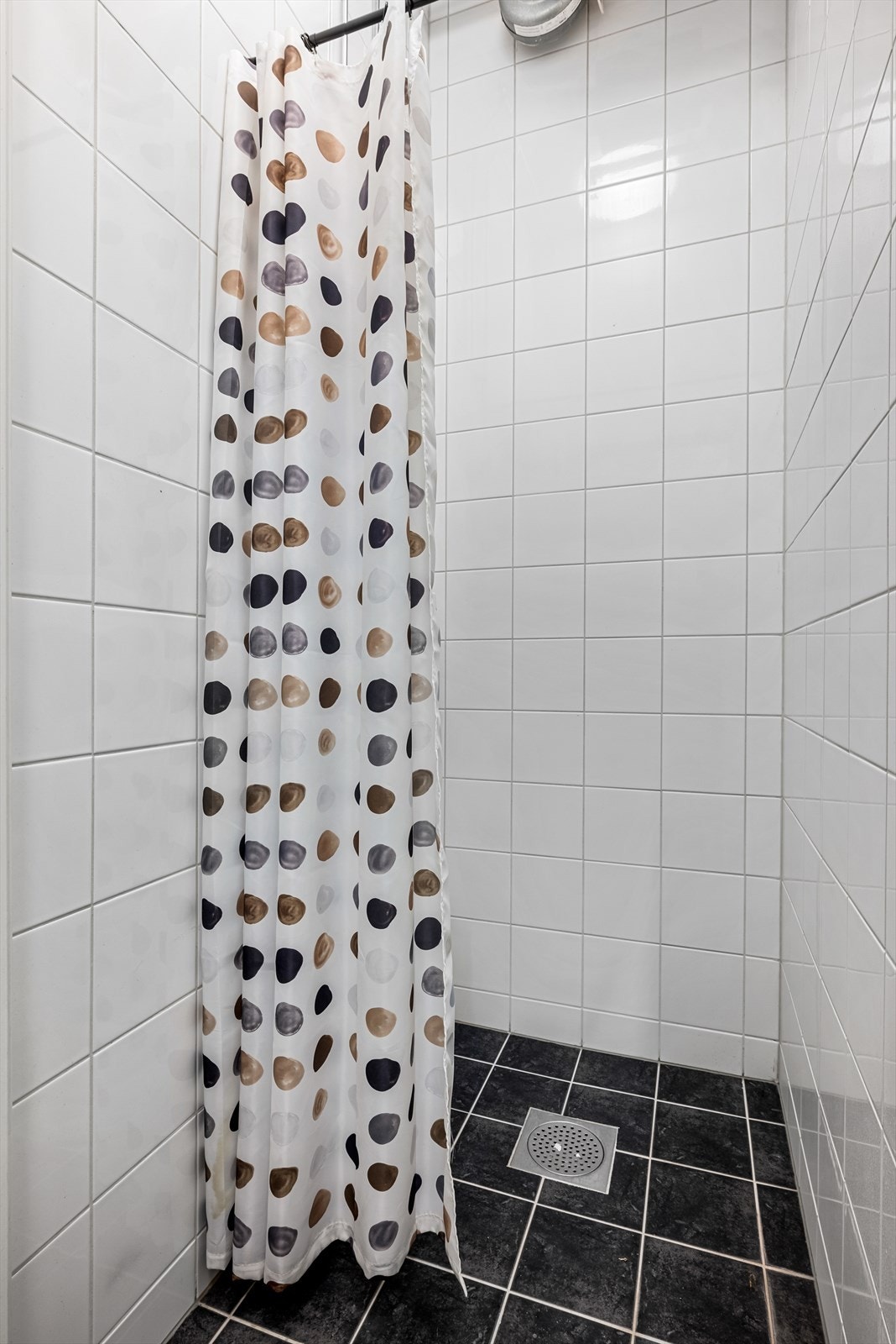 Både dusjrom og toalettrom er på 1,5 kvm og er holdt i samme stil med mørke gulvfliser og lyse veggfliser. Galleribilde