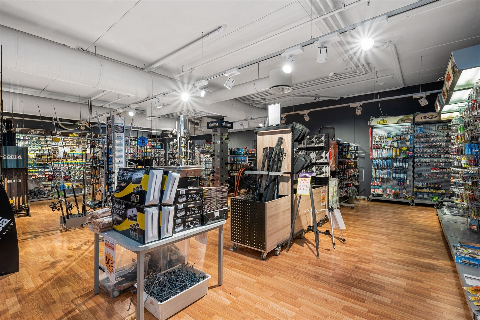 Størrelsen på lokalet gir bredt spekter av bruksmuligheter. Dagens leietaker bruker over 300 kvm til butikkområde. Galleribilde