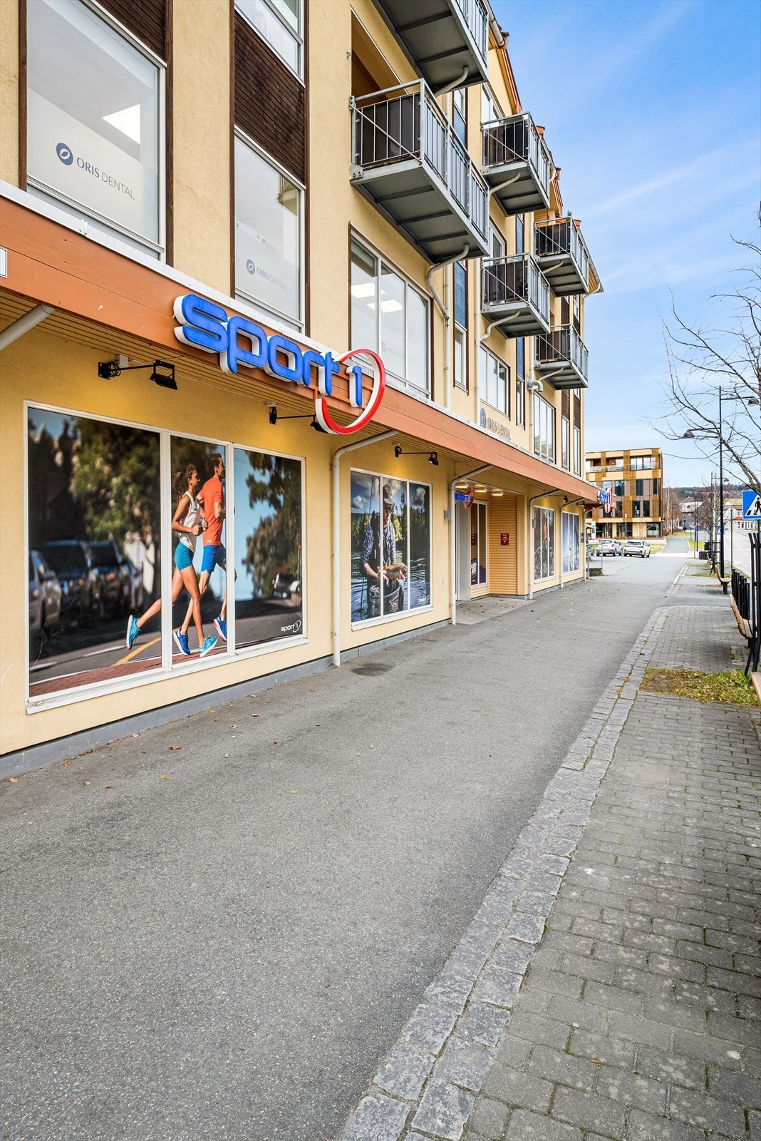 Seksjonen ligger i 1. etasje med fantastisk eksponering ut mot et travelt Melhus sentrum. Galleribilde