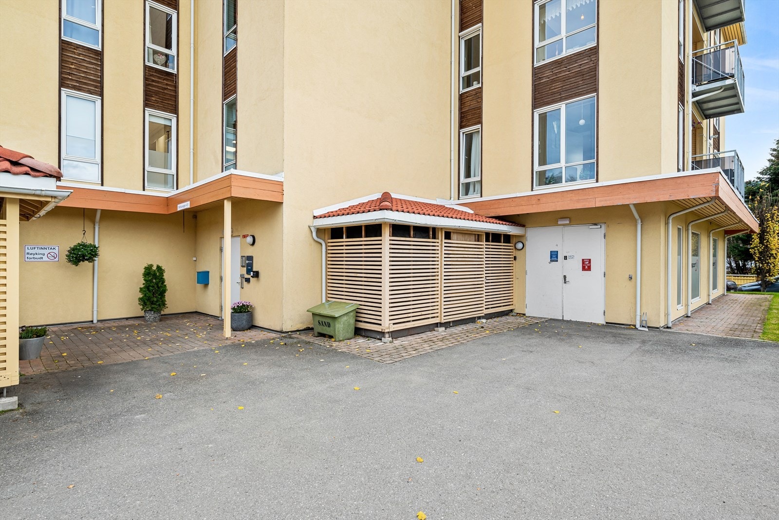 Det er doble dører inn til verksted/lager noe som gjør det enkelt å ta imot leveringer. Ansatte kan benytte sidedøren. Galleribilde