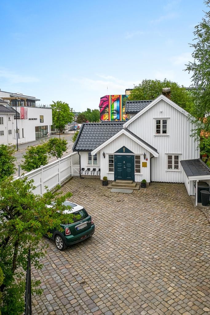 Tomten er pent opparbeidet med brostein. Galleribilde