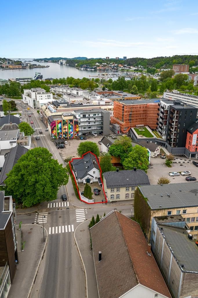 Sentralt beliggende med ca. 150 m til byens torg og Hvaltorget kjøpesenter. Galleribilde