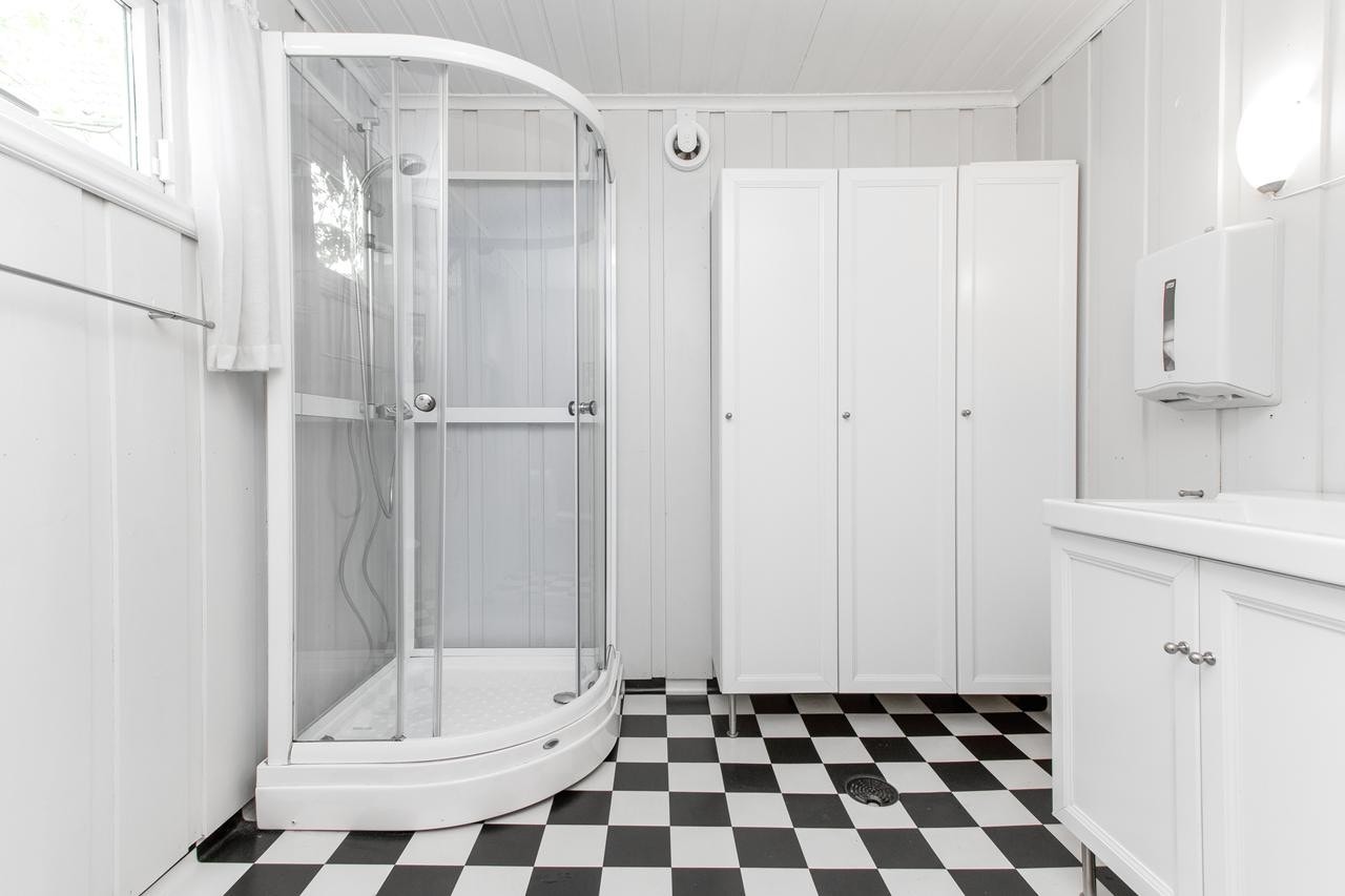 Garderobe med dusj Galleribilde