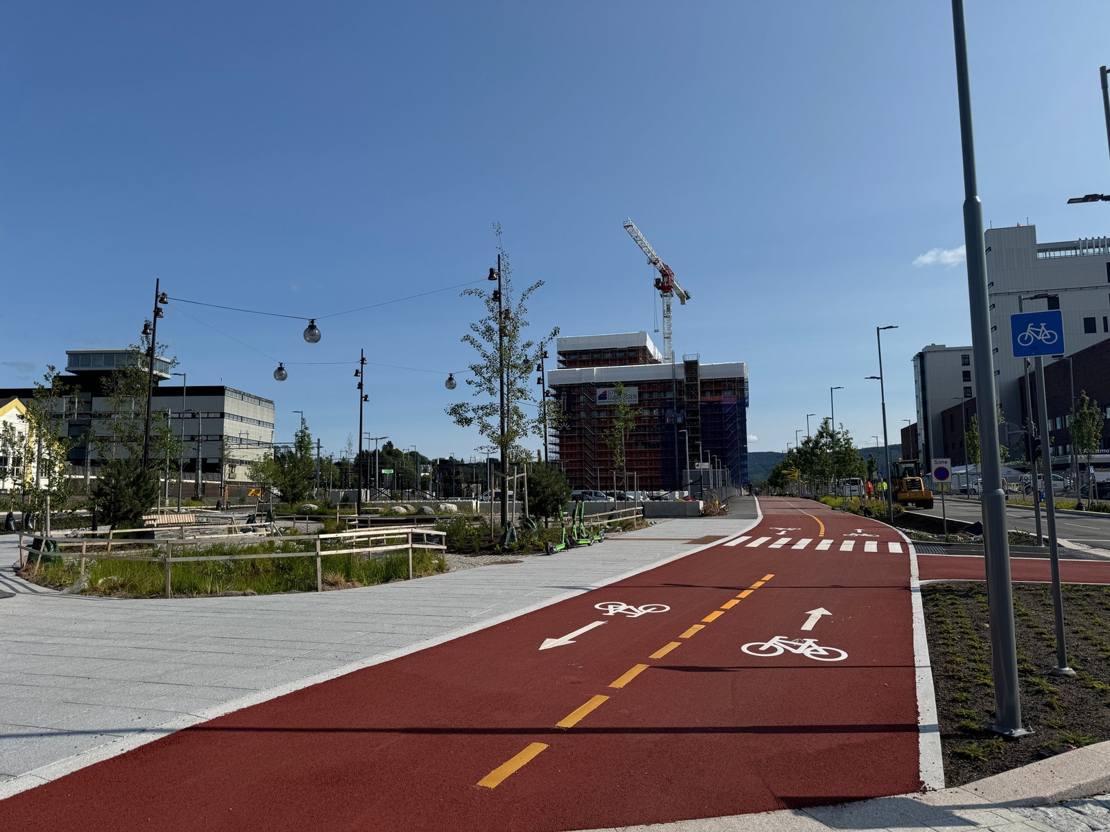 Området er tilrettelagt for å reise kollektivt, syklende og gående. På bakkeplan har vi tilrettelagt med garderober og sykkelparkering. Galleribilde