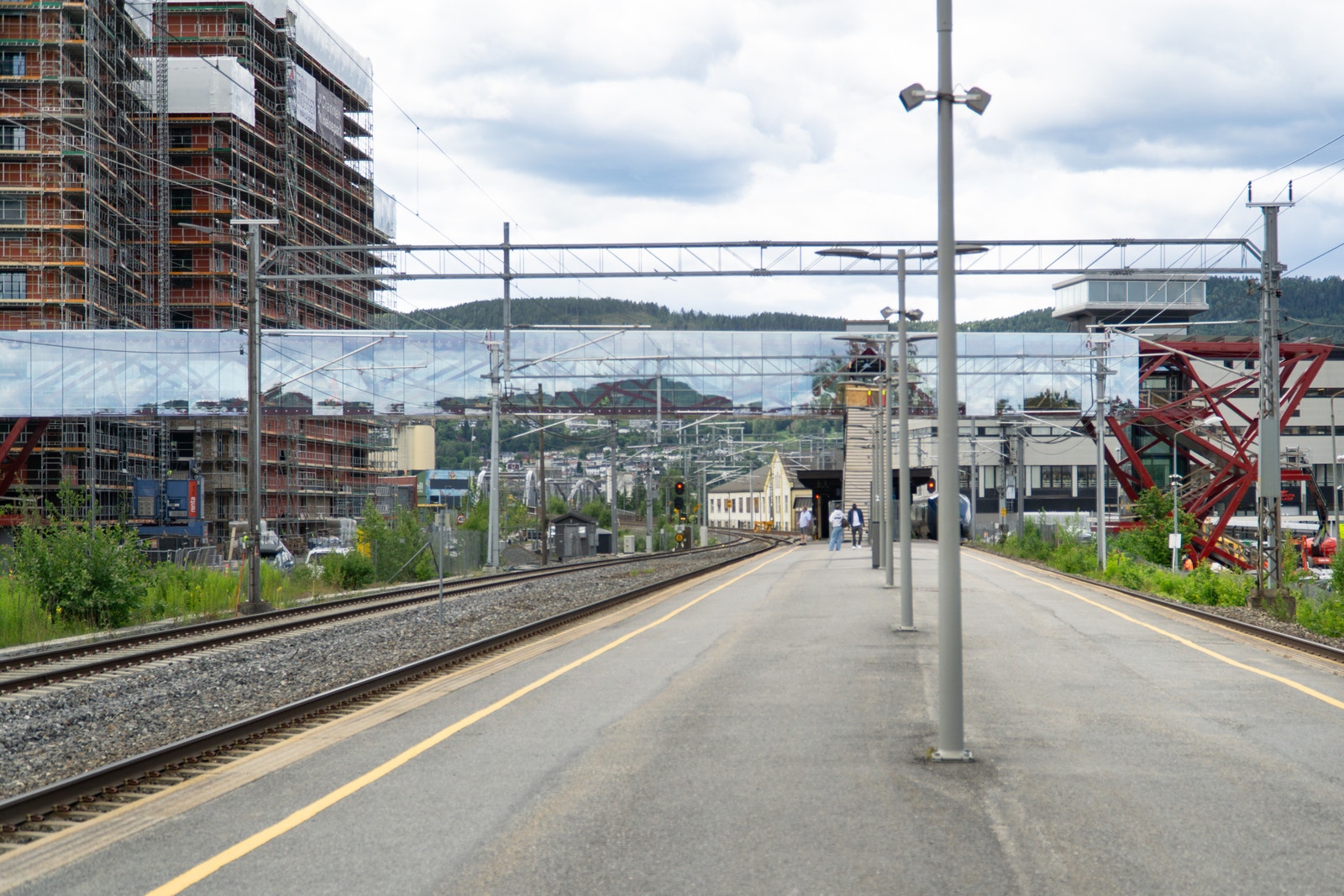 Drammen Helsepark er plassert midt i et kollektivt knutepunkt og det tar under et minutt å gå fra Brakerøya stasjon til helseparken. Galleribilde