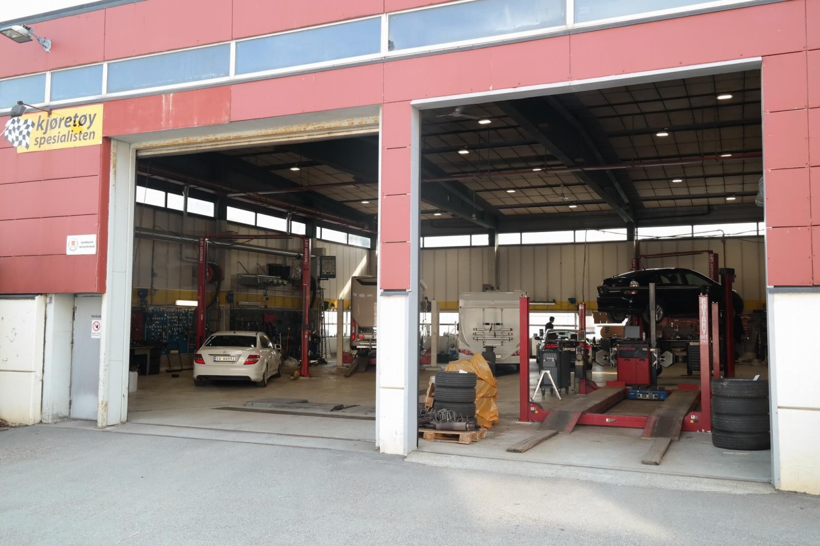 Doble porter til verksted. Galleribilde