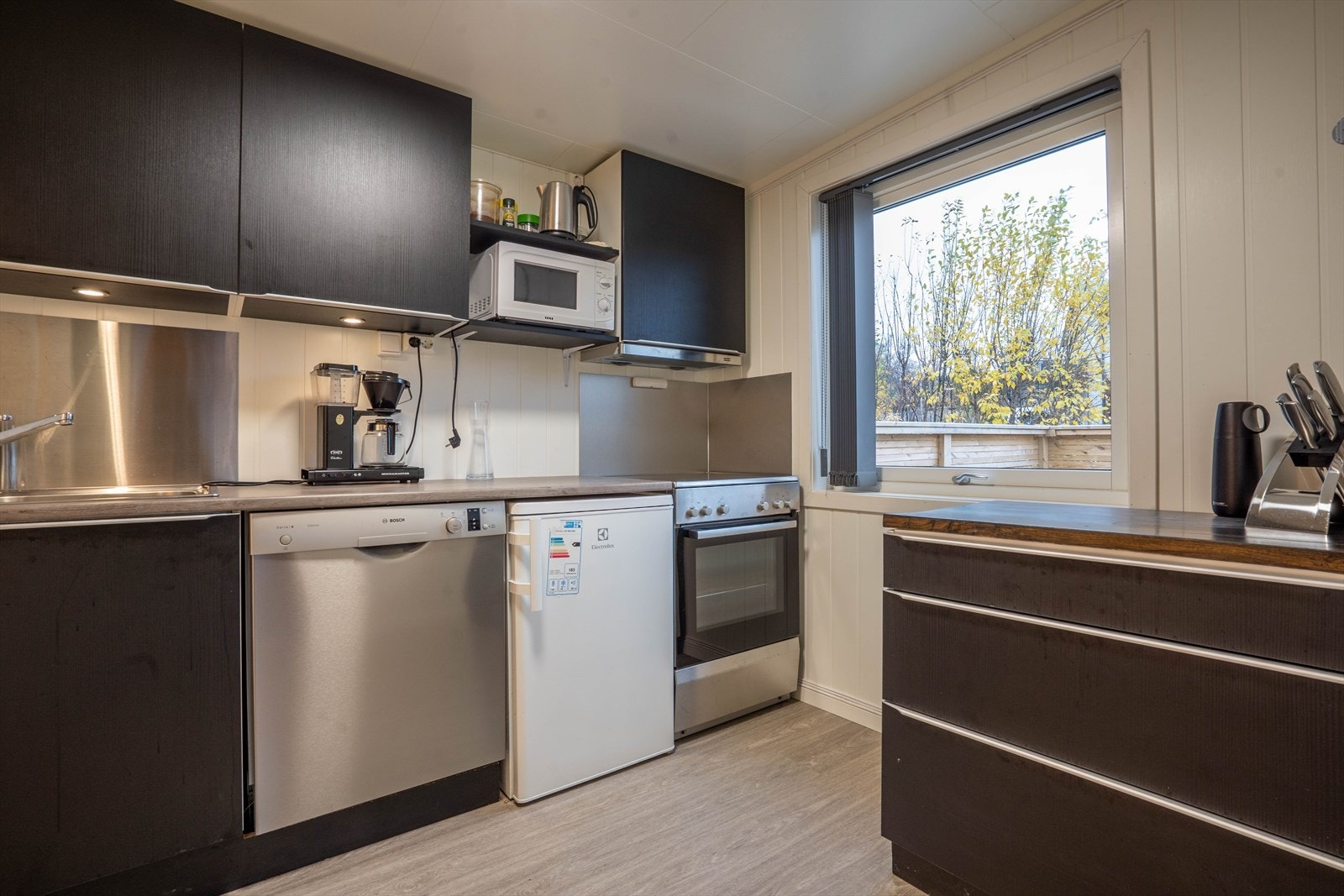 Moderne og funksjonelt kjøkken med integrerte hvitevarer og god benkeplass. Stort vindu gir rikelig med naturlig lys. Galleribilde