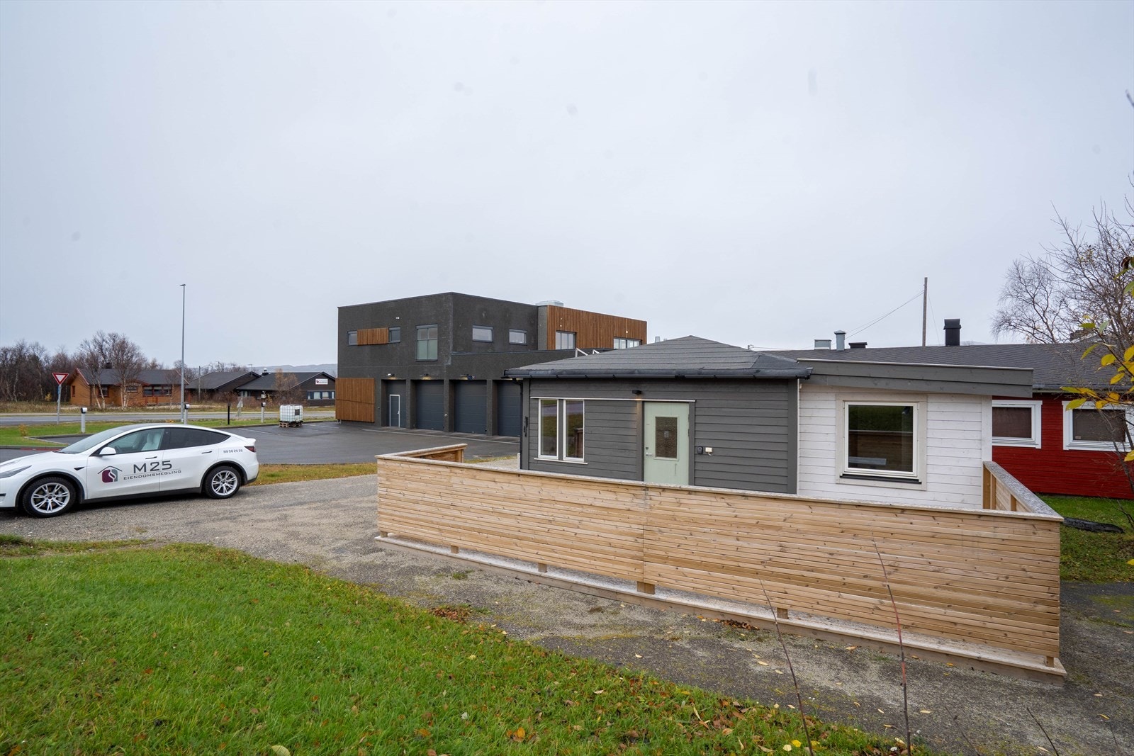 Moderne næringslokale med romslig veranda og nærhet til fasiliteter. Sentrumsnær beliggenhet. Galleribilde