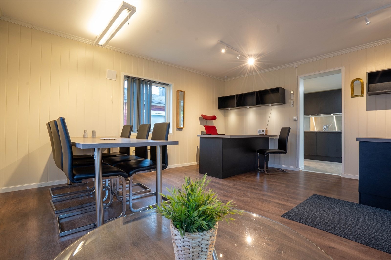 Lyst, moderne kontor eller butikklokale. Galleribilde