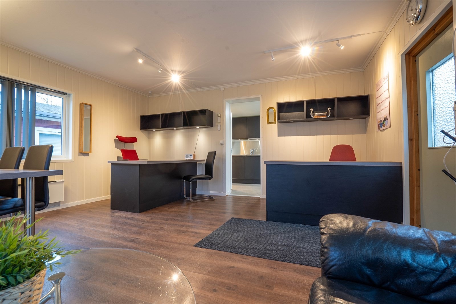 Lyst og romslig kontorområde med moderne belysning, ideelt for et produktivt arbeidsmiljø. Perfekt for profesjonell bruk. Galleribilde