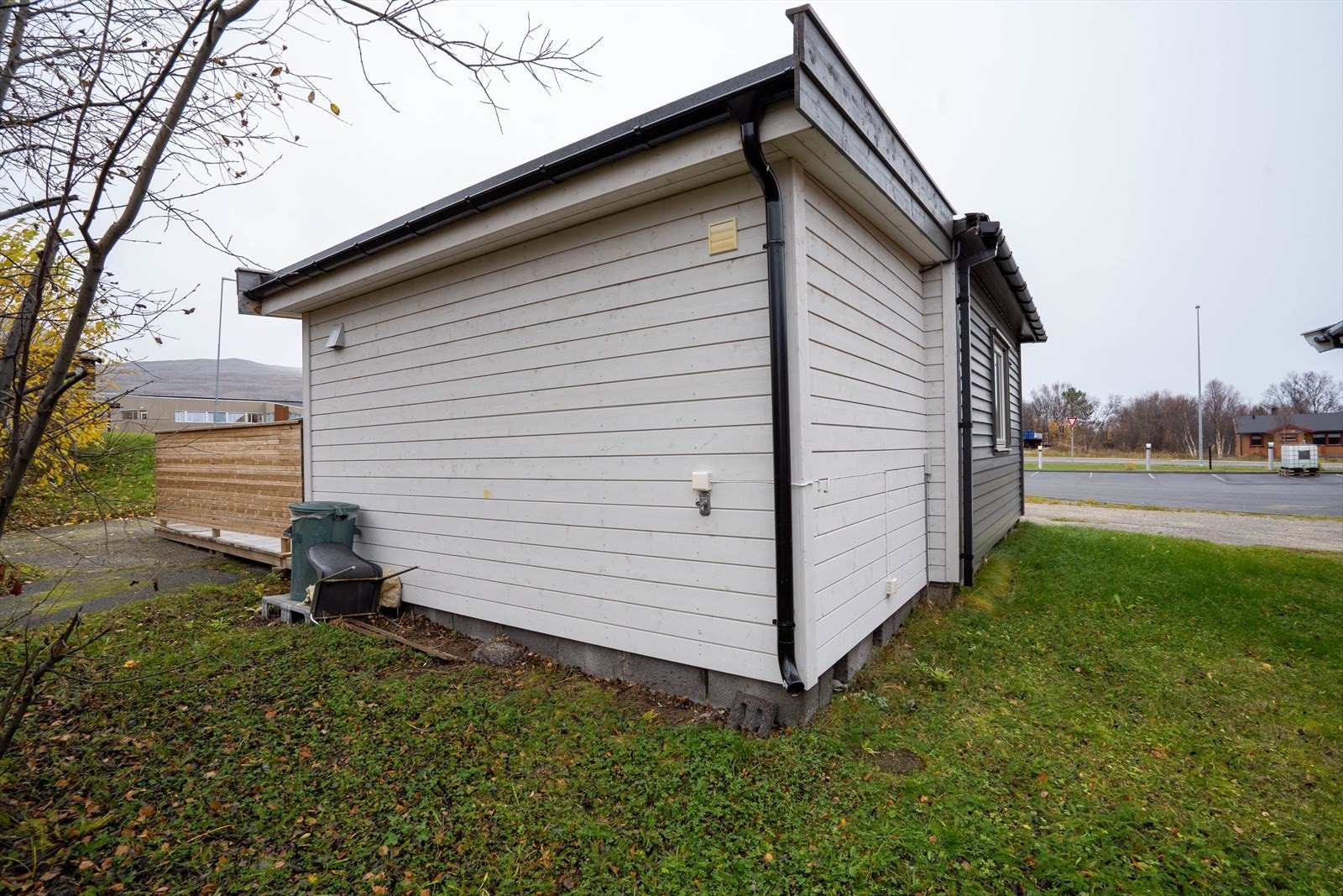 Baksiden av bygget med uttak til vann og avløp Galleribilde