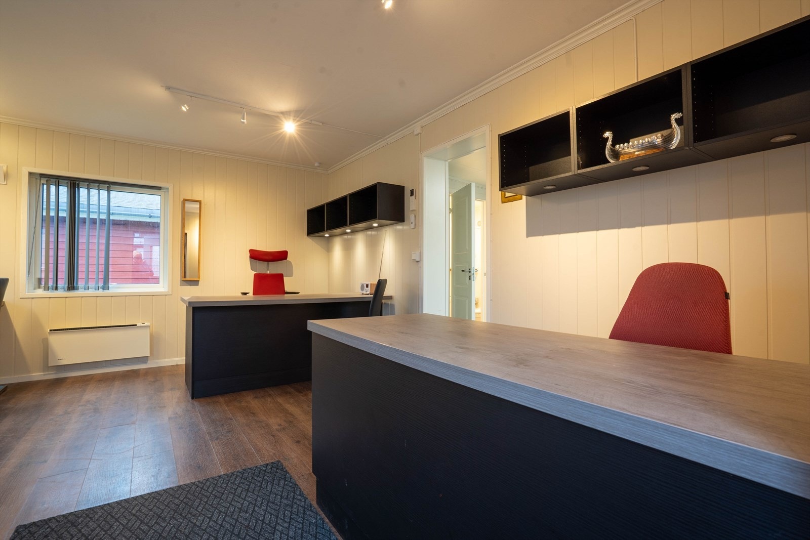 Lyst og romslig kontor med store vinduer. Praktisk innredning og god belysning skaper et inspirerende arbeidsmiljø. Galleribilde