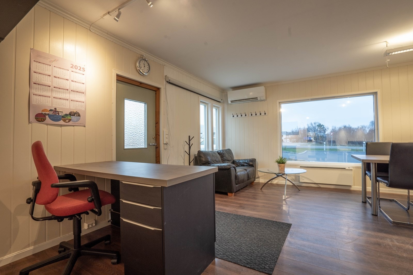 Lyst rom med store vinduer og fin utsikt, perfekt som kontorplass eller kreativt arbeidsområde. God beliggenhet med lett tilgang. Galleribilde