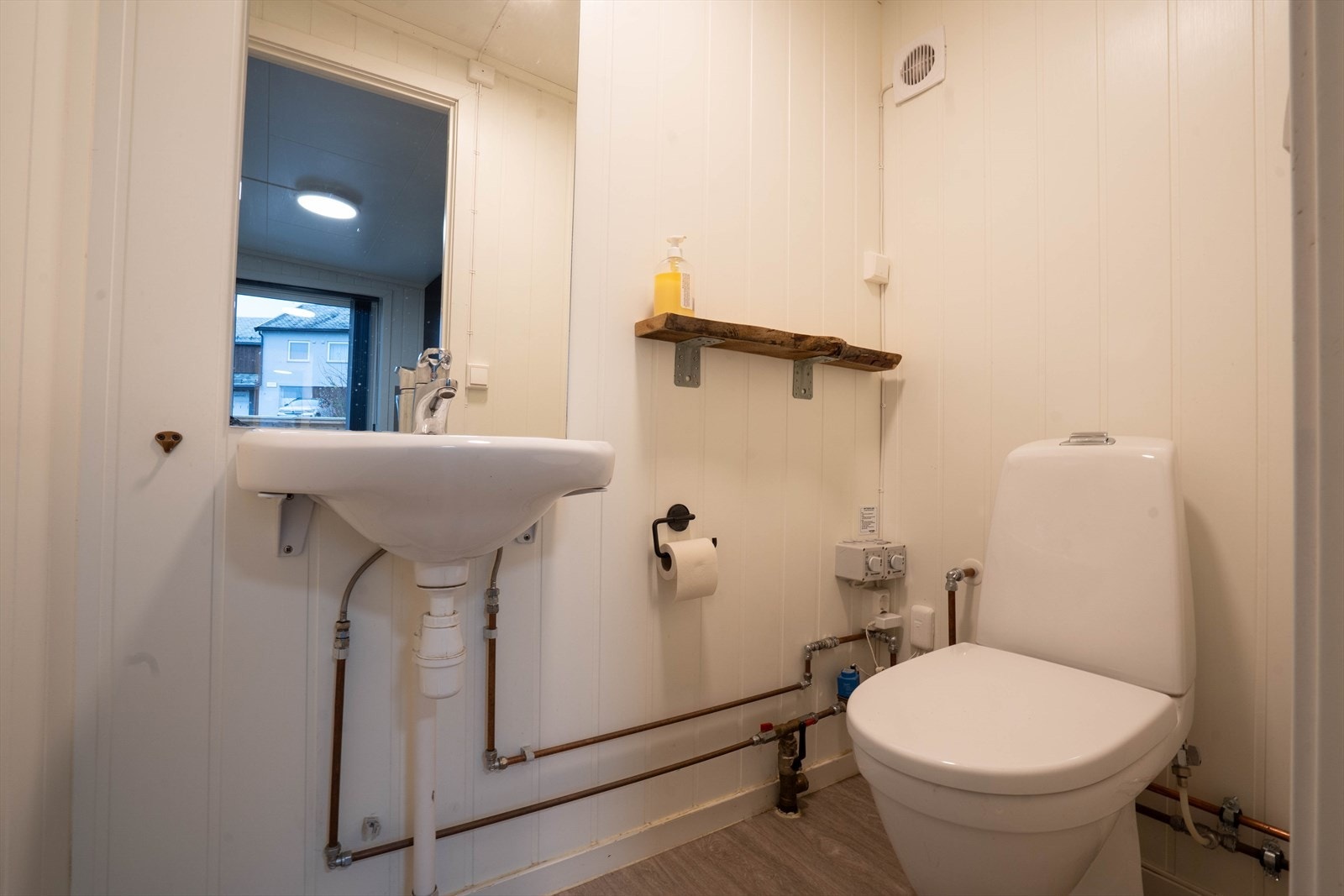 Lyst og funksjonelt toalett. Moderne sanitærutstyr og stilrent design. Galleribilde