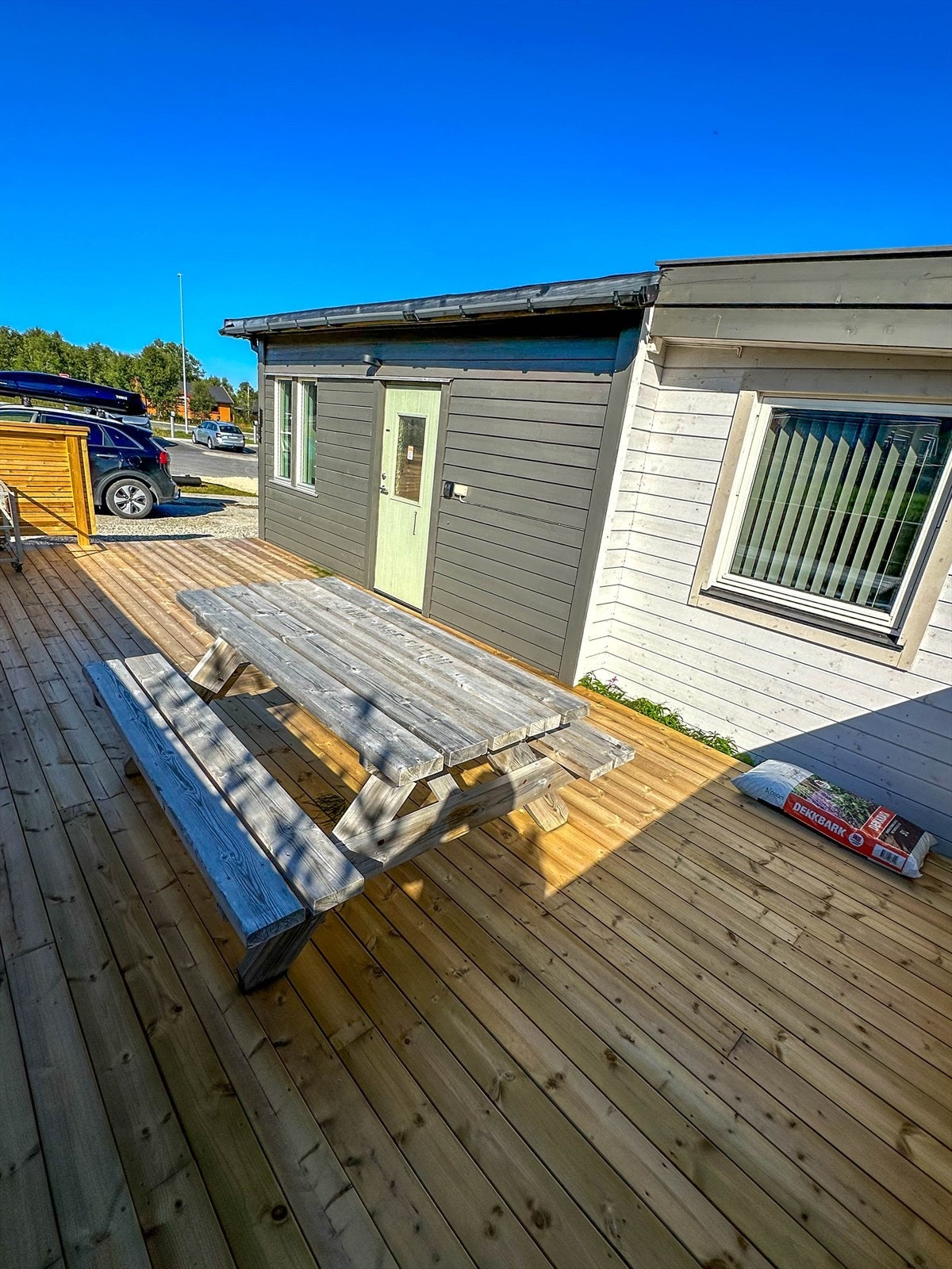 Platting med plass for sittegrupper eller varesortement for salg eller lignende. Meget god beliggenhet med tanke på adkomst og synlighet. Galleribilde