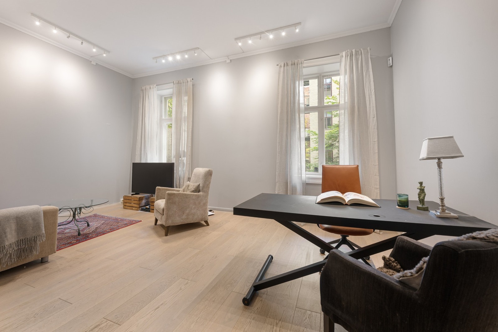 Stort kontorrom mot indre bakgård. Galleribilde