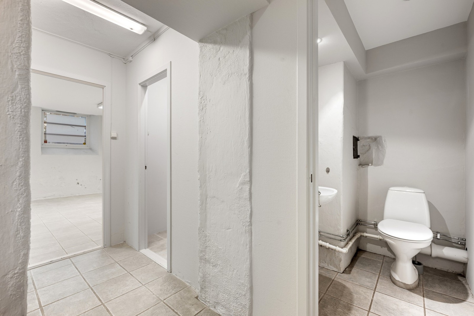 Toalett rommet i underetasjen. Galleribilde