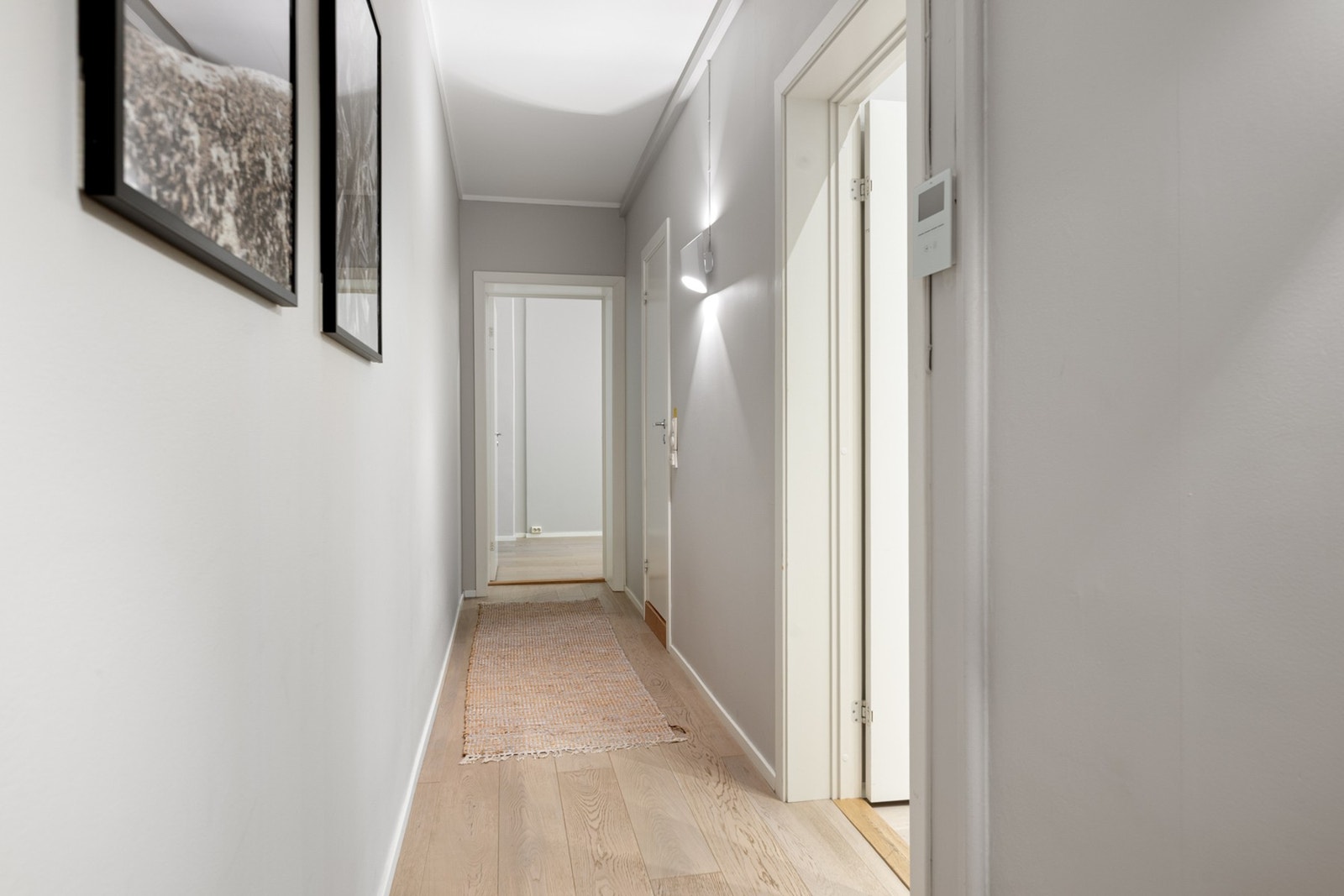 Gangen leder inn mot ytterligere 2 kontorrom og bad. Galleribilde