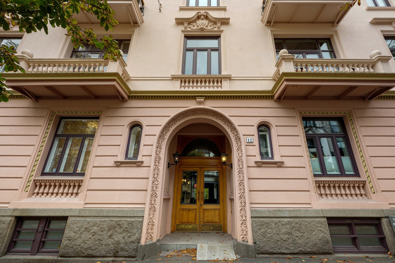 Næringslokalet ligger i en klassisk bygård fra 1898. Galleribilde