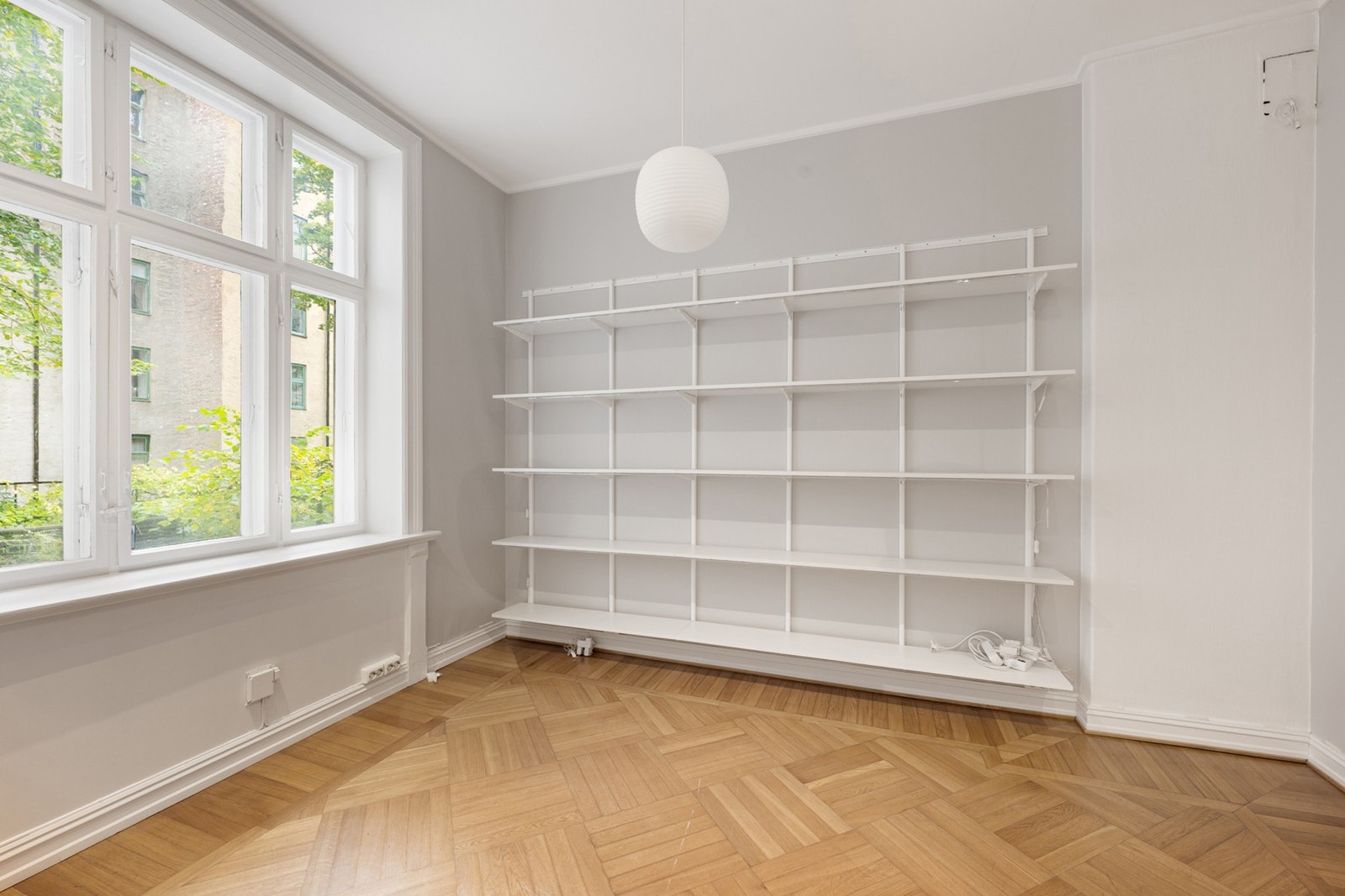 Lokalet byr på store vindusflater. Galleribilde