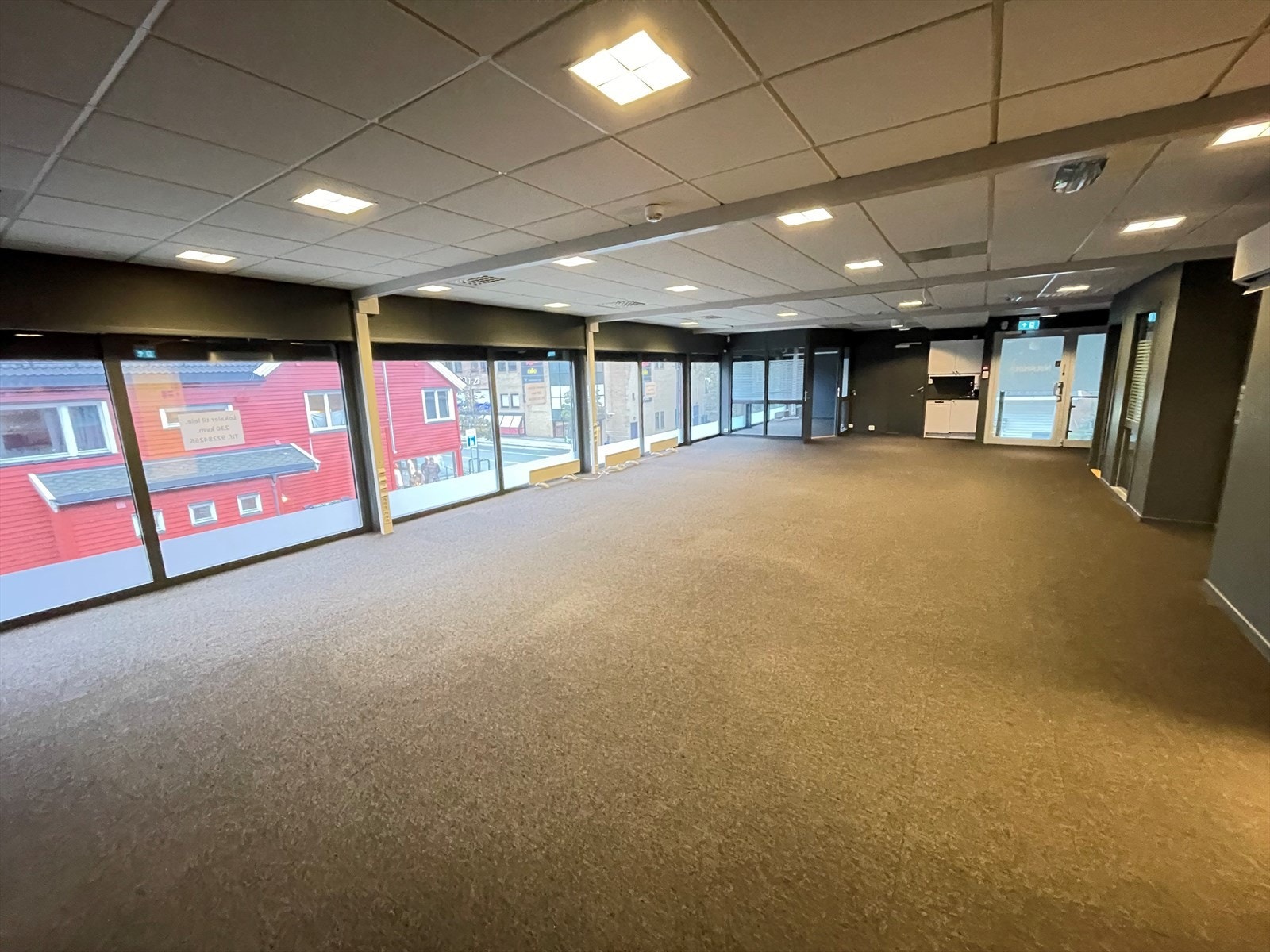 Åpent kontorareal med kjøkken og møterom i varierende størrelser Galleribilde