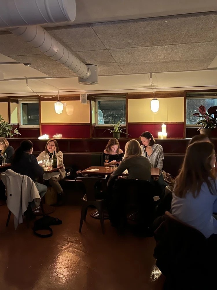 Lokale består av underetasje med fin atmosfære. Galleribilde