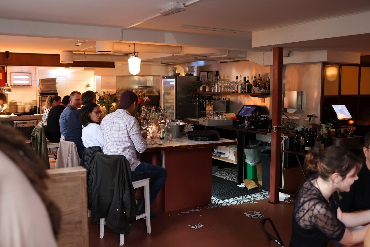 Et lyst og attraktiv lokale i over to etasjer. Galleribilde